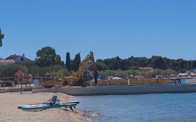 VIDEO Bageri na plaži u Biogradu, građani traže objašnjenje