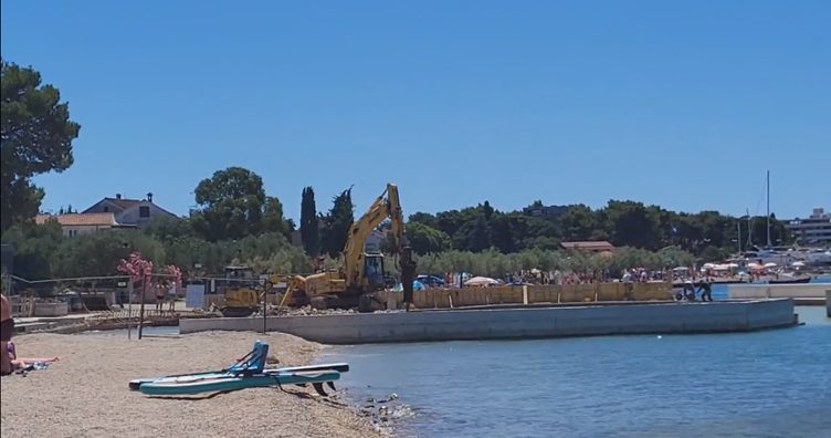 VIDEO Bageri na plaži u Biogradu, građani traže objašnjenje