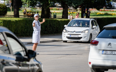 Proveli smo smjenu s pripadnicima prometne jedinice mladeži: »Bobijima« ne smeta vrućina, a dobiju i neobičnu manču
