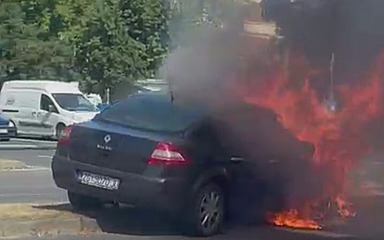 VIDEO Na zagrebačkom raskrižju planuo automobil, vatra se proširila i na semafor