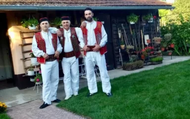 [VIDEO] “OPET ČETNIKOVANJE” Baja Mali Knindža i Merak Krajine nastupali kod Otočca, policija samo promatrala