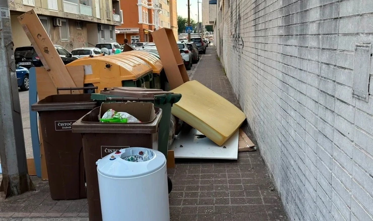 Neodgovorni građani glomazni otpad i dalje odlažu gdje stignu: 'Pločnik nije vaš privatni deponij!'