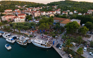 Kukljiška ribarska večer još jednom spojila tradiciju, gastronomiju i zabavu
