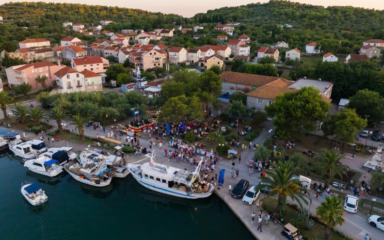 Kukljiška ribarska večer još jednom spojila tradiciju, gastronomiju i zabavu