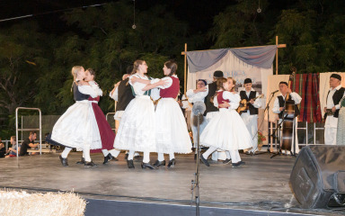 »OJ, POLJICA« Večer pisme, folklora i starih običaja okupila i mlado i staro