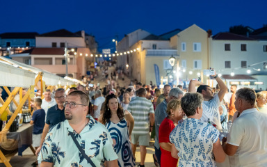 U Privlaci održan 5. Wine Eno Gastro Festival: Mul ispunili vino, domaći proizvodi i pjesma Jasne Zlokić
