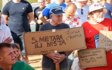 [FOTO] Mještani Radašinovca prosvjedovali zbog ceste, traže pet umjesto četiri metara širine