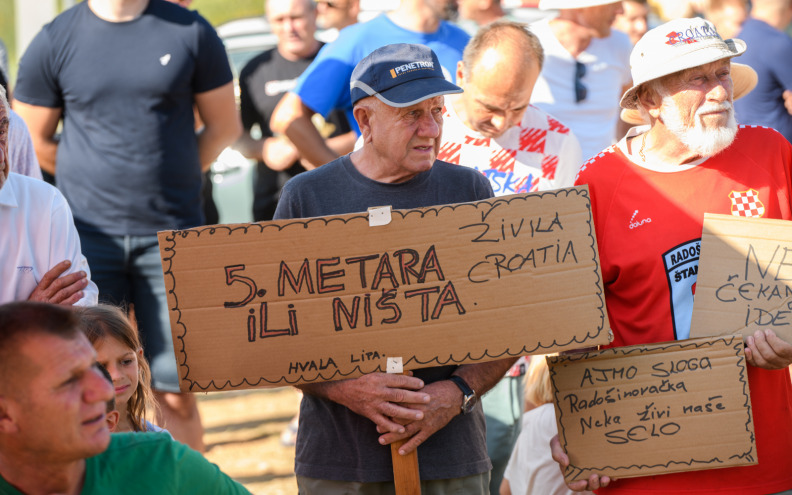 [FOTO] Mještani Radašinovca prosvjedovali zbog ceste, traže pet umjesto četiri metara širine
