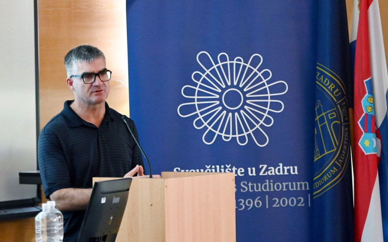 Rektor zadarskog sveučilišta: 'Učenici sva manje koriste udžbenike i atlase, mobitel im je jedino pomagalo'