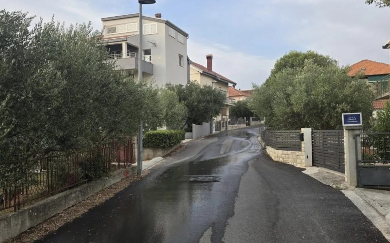 Voda iz puknute cijevi zadarskom ulicom curi danima, građani ogorčeni: 'Sve će to Vodovod brže sanirati o našem trošku'