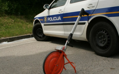 Automobilom sletio s ceste i udario u stablo, vozač teško ozlijeđen