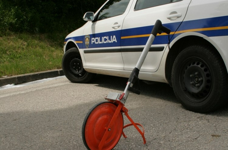 Automobilom sletio s ceste i udario u stablo, vozač teško ozlijeđen