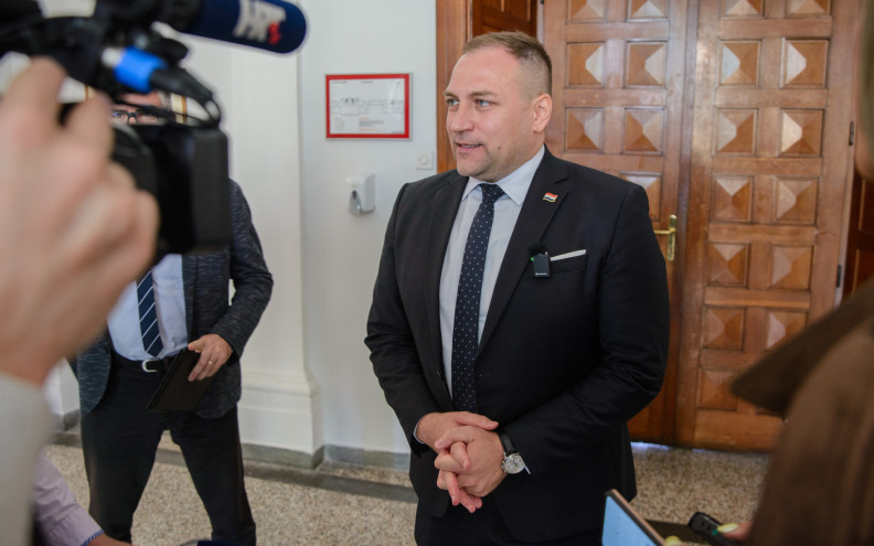 Ministar Vlajčić u Gospiću: Lički poljoprivrednici upozorili na probleme s otpadom i pašnjacima