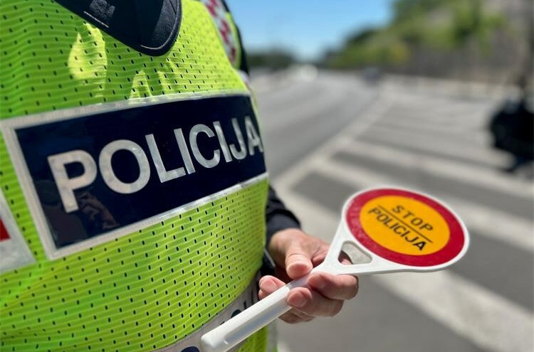 Vozio 280 km/h, snimao se mobitelom i zamalo izazvao tragediju