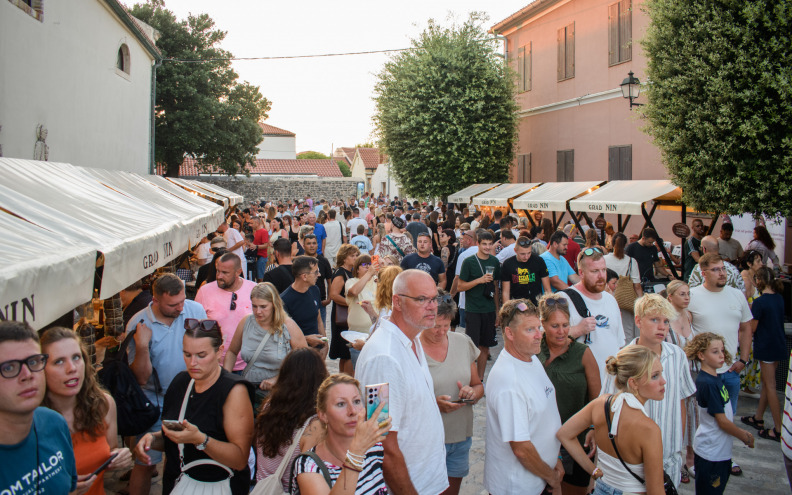 VRHUNAC SEZONE Među vodećim turističkim sredinama najveći rast broja dolazaka ostvario - Nin