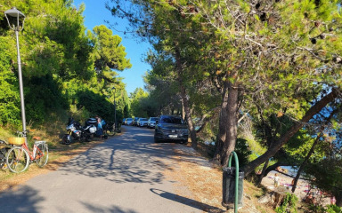 Karma postaje divlje i opasno parkiralište! ‘Na jednom dijelu ulice postavljeni su stupići, dok na drugi…’