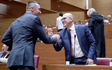 Dabro ponovo diktira Penavi saborske inicijative. Šef DP-a zasad preko svega prelazi šutke