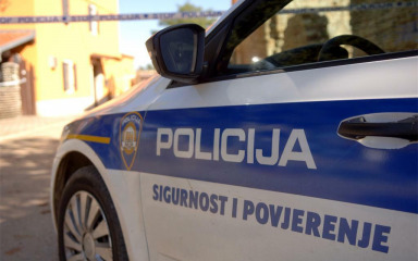Novčanik nestao s plaže, automobil oštećen oštrim predmetom
