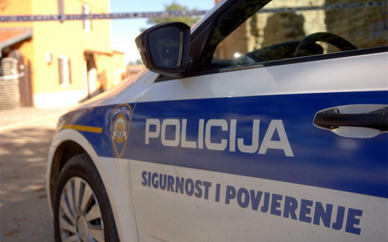 Novčanik nestao s plaže, automobil oštećen oštrim predmetom
