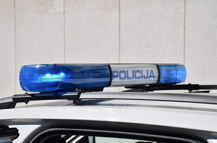 Žena (61) krala parfeme, muškarac (47) provalio u kafić