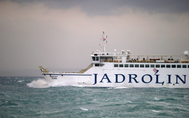 Zbog nevremena u prekidu više trajektnih i katamaranskih linija, među njima i Zadar–Ancona