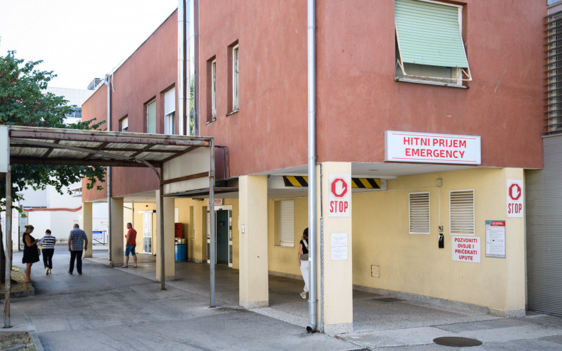 Duge cijevi pred zadarskom Hitnom: pet policajaca čuvalo zatvorenika