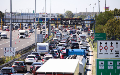 Autocesta prema moru zakrčena, kolone do 12 kilometara