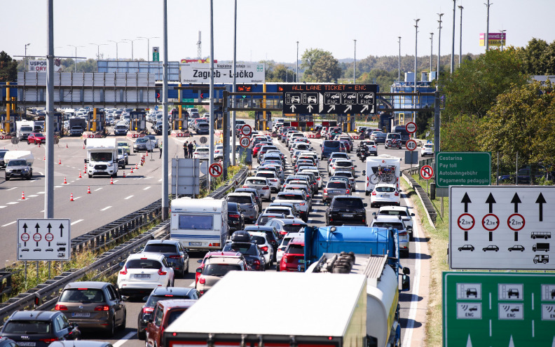 Autocesta prema moru zakrčena, kolone do 12 kilometara