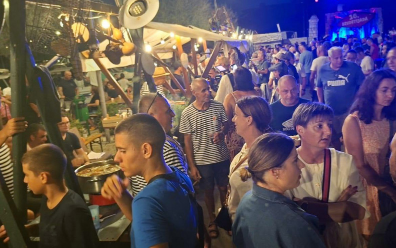 Planulo 650 litara brudeta, kuhale 22 ekipe, a zvijezda večeri bio chef s Michelinovim zvjezdicama