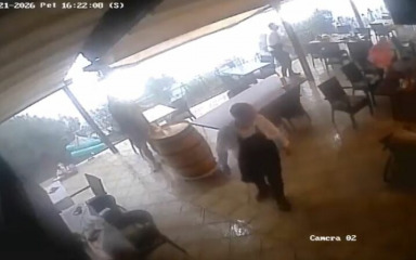 VIDEO Šokantne scene iz Kostrene. Ovo je trenutak kada nevera “čupa” terasu
