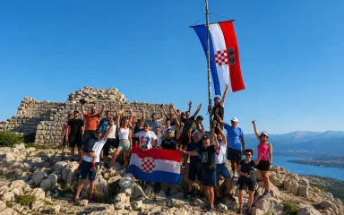 U ČAST OLUJE Na najvišem vrhu otoka Paga zavijorila hrvatska zastava