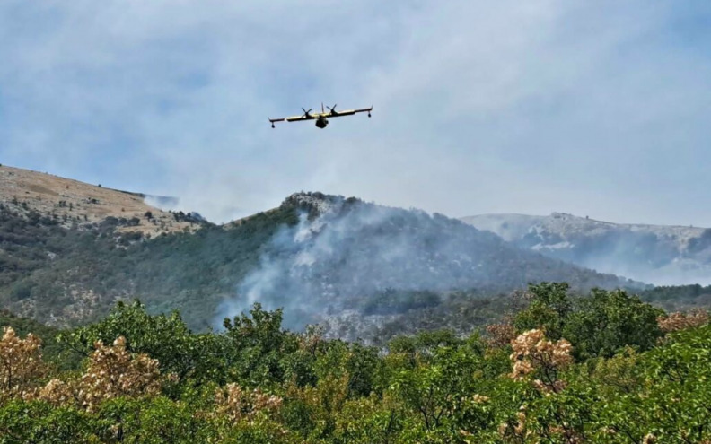 Požar na području Dinare prešao iz BiH u Hrvatsku, jedan vatrogasac lakše ozlijeđen