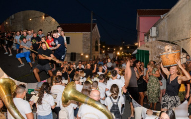 ČUDO! “Vrške ćakule” oduševile, više tisuća ljudi pohrlilo u Vrsi, ni igla nije mogla stati…