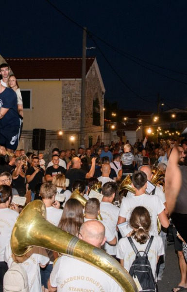 ČUDO! “Vrške ćakule” oduševile, više tisuća ljudi pohrlilo u Vrsi, ni igla nije mogla stati…