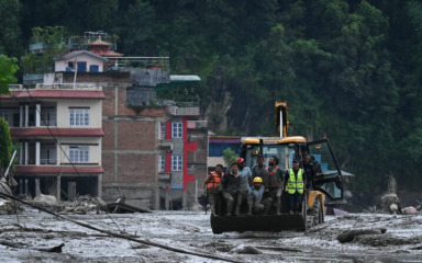 Nakon katastrofalnih poplava u Nepalu i Kini gotovo 1.500 nestalih