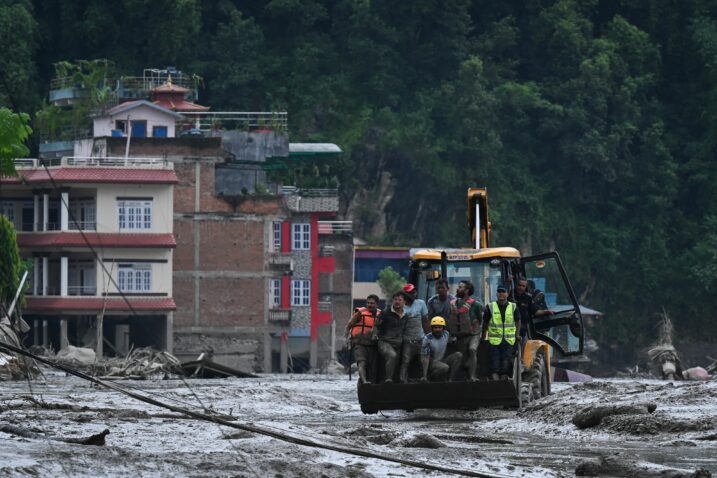 Nakon katastrofalnih poplava u Nepalu i Kini gotovo 1.500 nestalih