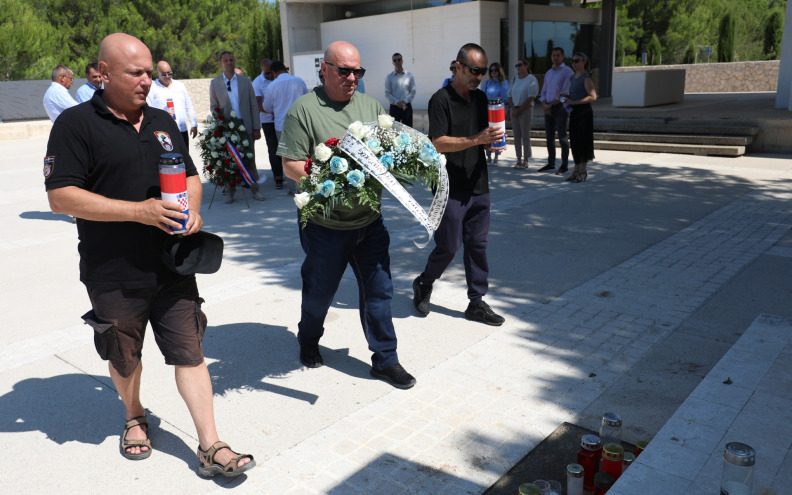 Položeni vijenci i upaljene svijeće na mjesnom groblju u Viru, u srijedu fešta na rivi s gulašem od divljači