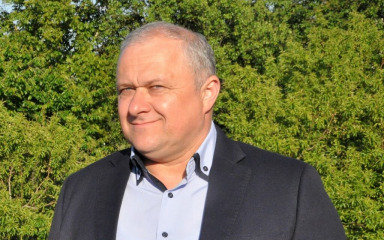 Načelnik općine sa sinovima udarao po vozilu u kojem je muškarac bio s djetetom