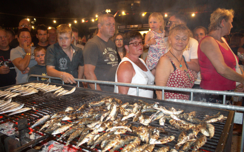 Puntarska fešta u Pakoštanima okupila 2500 posjetitelja, pojelo se 210 kg srdela i 360 kg daganja: 'Urnebes od fešte!'
