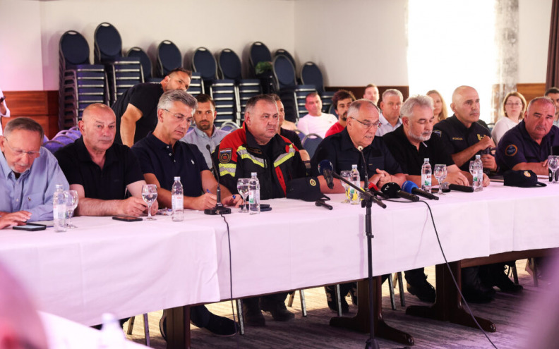 Plenković u Omišu: ‘Ovo je jedan od najgorih požara zadnjih godina, ali niste sami, Vlada je tu’