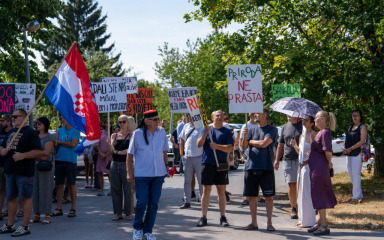 Prosvjednici u Gospiću traže hitnu sanaciju ilegalnih odlagališta: Kada toksini dođu u vodu, bit će kasno