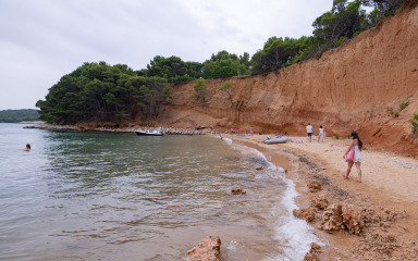 Bor koji prkosi gravitaciji: Ovo je jedna od najposebnijih plaža zadarskog arhipelaga