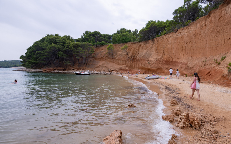 Bor koji prkosi gravitaciji: Ovo je jedna od najposebnijih plaža zadarskog arhipelaga