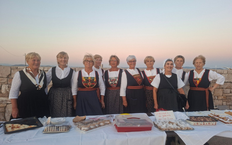 PARAPET OŽIVIO OTOČKU TRADICIJU Tkon mirisao na srdele, fritule i domaće kolače