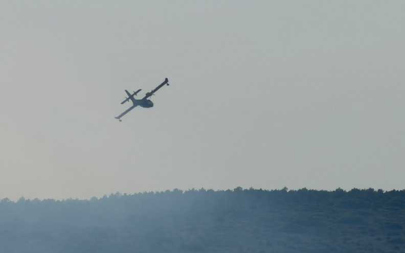 FOTO/VIDEO Brza reakcija vatrogasaca! Požar u Vrsima stavljen pod nadzor