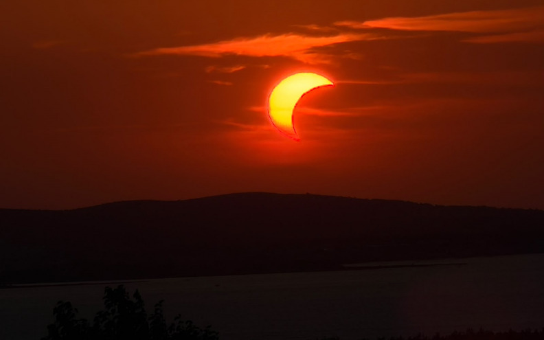 FOTO Nebeski spektakl! Djelomična pomrčina Sunca obasjala zadarsko nebo