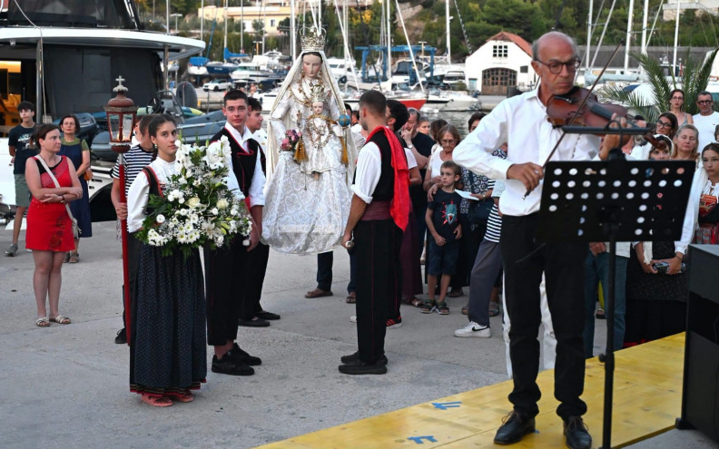 Na otoku Ižu svečano proslavljena Velika Gospa