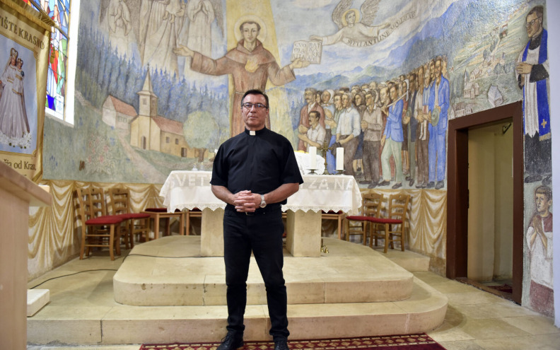 Velečasni Zeba medu prvim je svećenicima koji su ušli na oslobođena područja