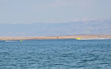 [VIDEO] NEVJEROJATNO Pogledajte što vozač jet skija izvodi dok kanader u Ninu prikuplja vodu: ‘Namjerno je to radio!’