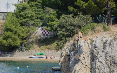 Jutarnje kupanje i domaćima i turistima bijeg je od vrućine i gužve u špici sezone